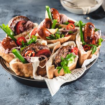 נקניקיות והמבורגרים צמחוניים בפיתה