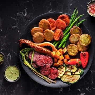 פלטה ססגונית של לביבות ירקות ואנטיפסטי