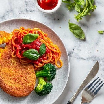 שניצל תירס עם פסטה אדומה וברוקולי בצד