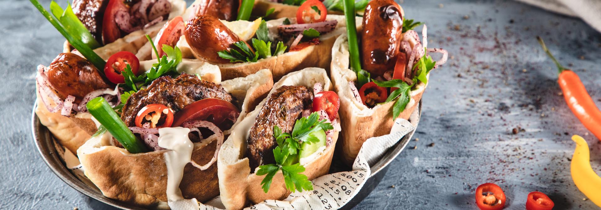 נקניקיות והמבורגרים צמחוניים בפיתה