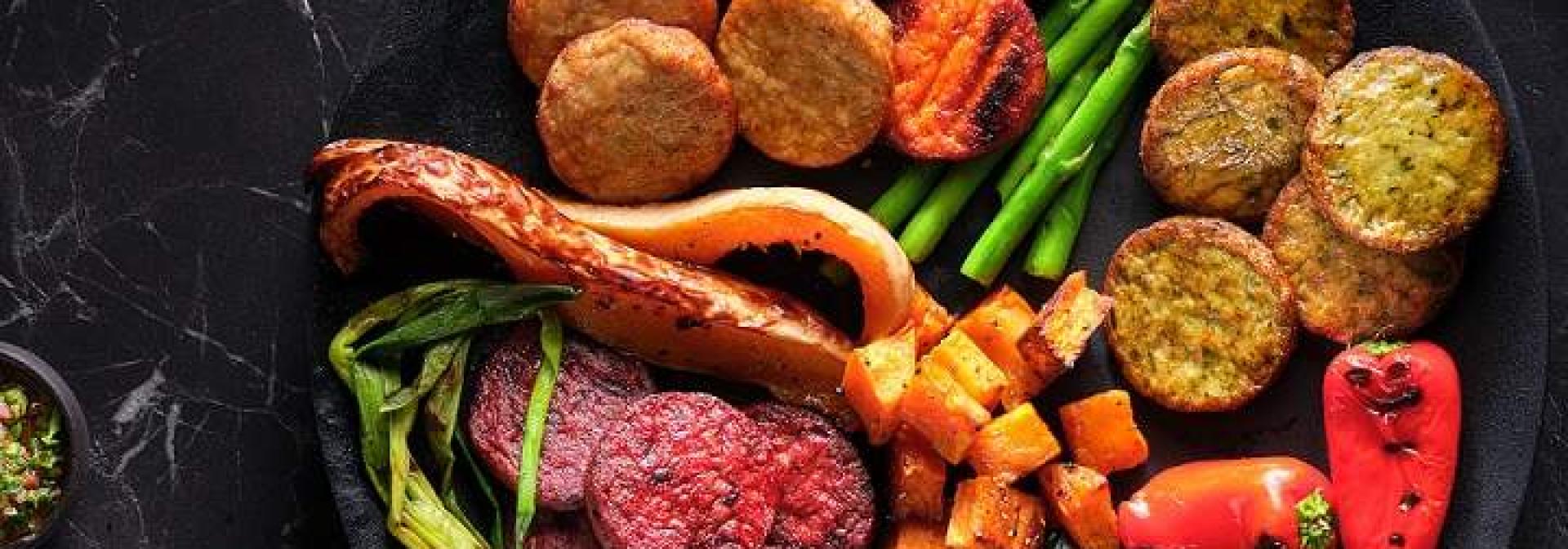 פלטה ססגונית של לביבות ירקות ואנטיפסטי