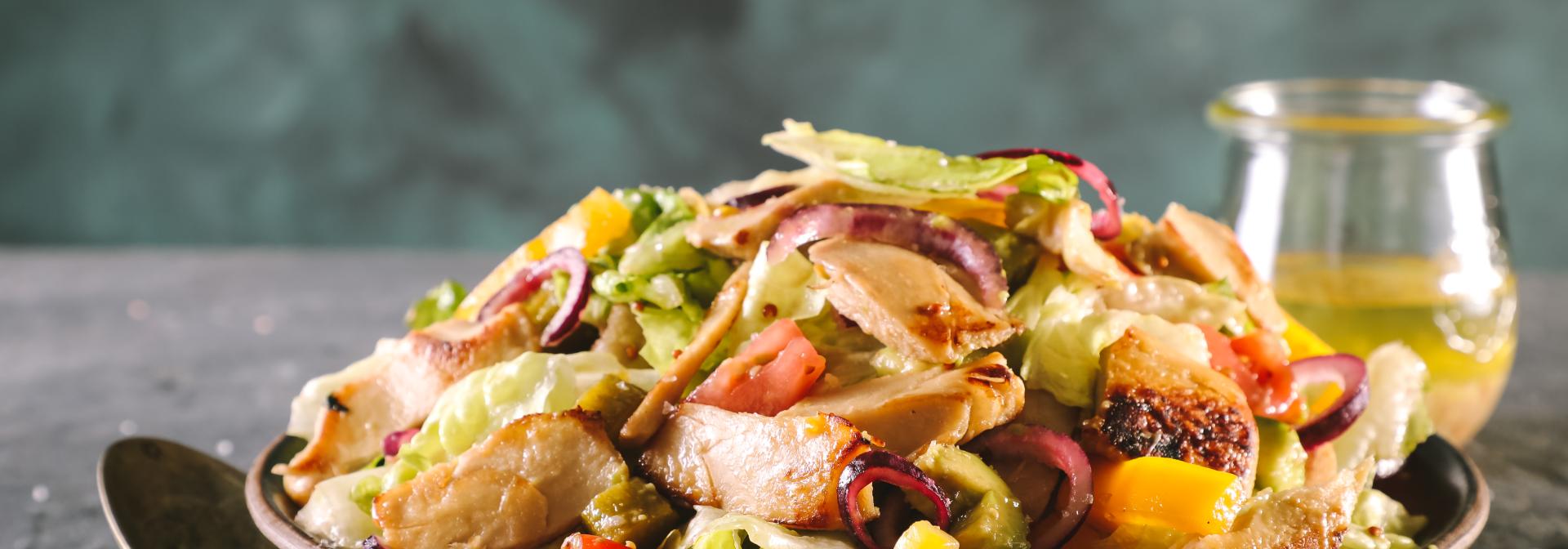 סלט נתחי עוף צמחוניים עם המון חלבון טבעול