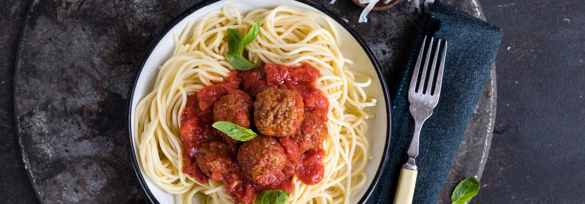 פסטה לבנה עם מיטבולס ברוטב אדום