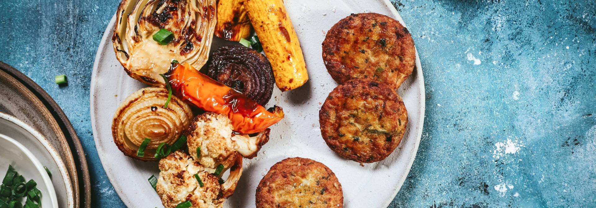 קציצות דלורית, קינואה ואדממה טבעול עם צ'אנקים של ירקות וטחינה