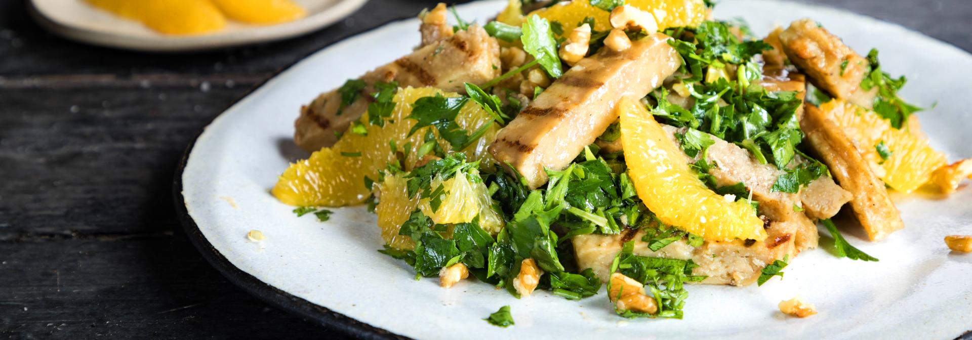 סלט עשבים עם פרוסות חזה צמחוני טבעול והדרים