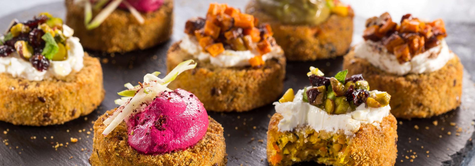 מגש אירוח קציצות עדשים כתומות טבעול עם תוספות