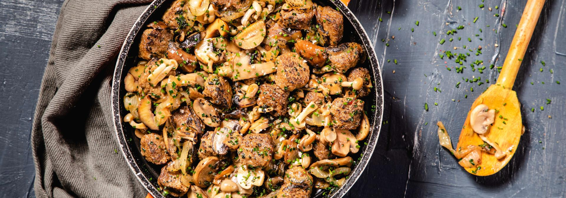 תבשיל נתחים צמחוניים בסגנון בקר טבעול ופטריות