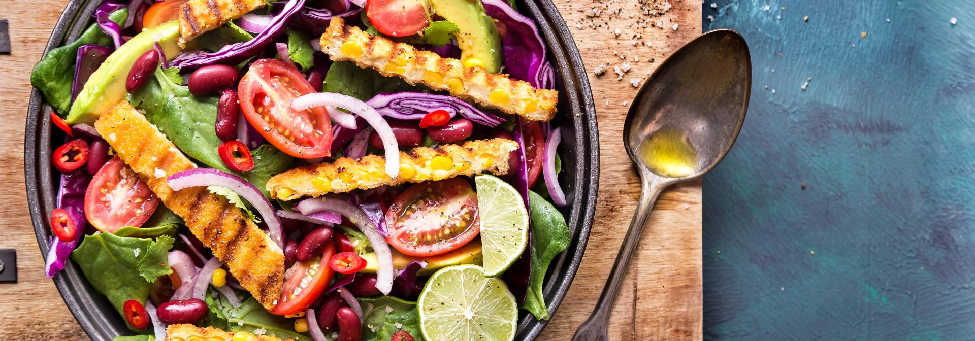 סלט שניצל תירס 99 קלוריות טבעול עם אבוקדו, תרד, שעועית אדומה ועגבניות שרי