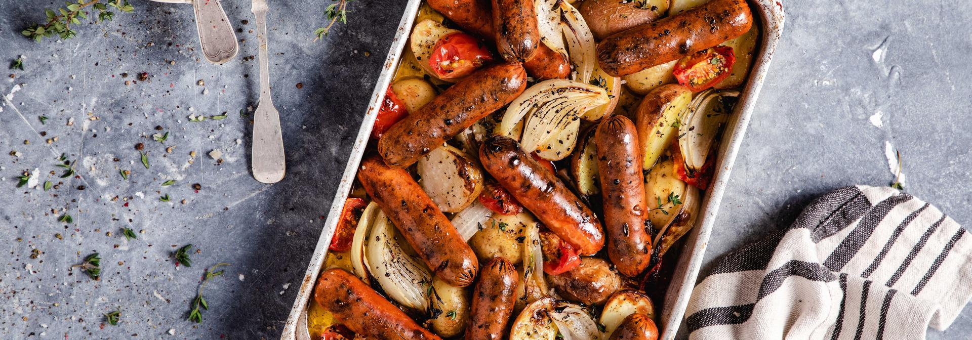 נקניקיות טבעול עם תפוחי אדמה נימוחים וירקות בתיבול נפלא