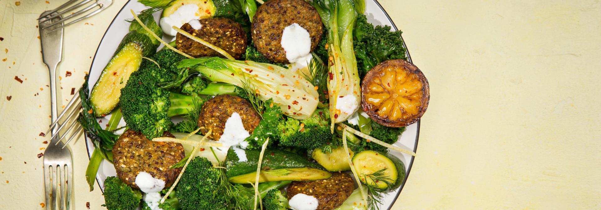 קציצות קינואה וברוקולי טבעול עם ירקות ירוקים ורוטב יוגורט