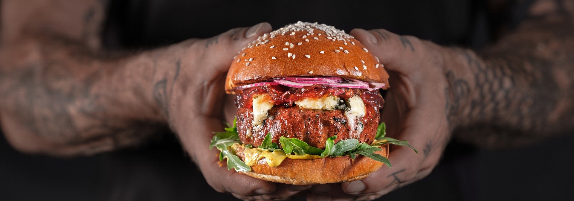 SENSATIONAL BURGER המבורגר צמחוני עם טופינג של ריבת בצל וגבינה