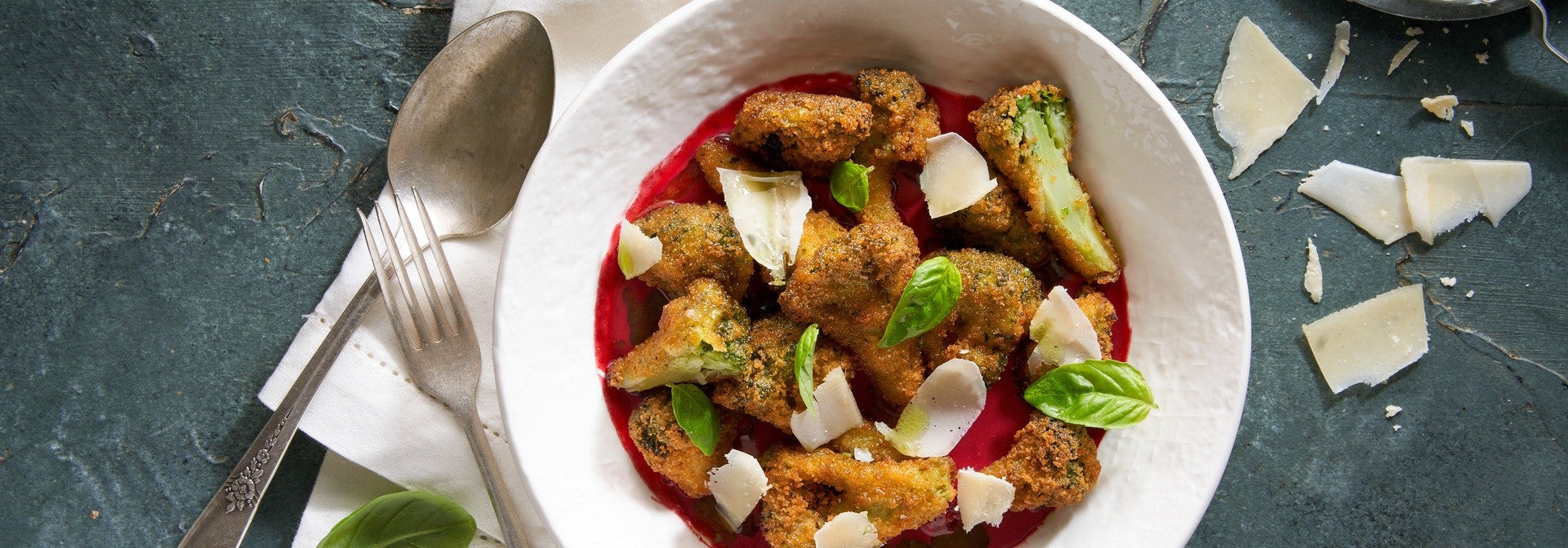 חטיפי ברוקולי ברוטב סלק וצ'נקים של פרמזן