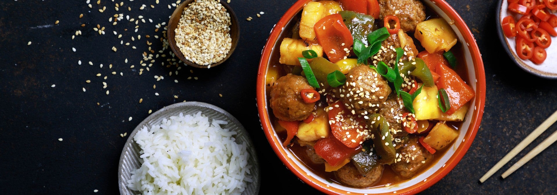 מיטבולס ברוטב אסייאתי עם אננס ופלפלים צבעוניים