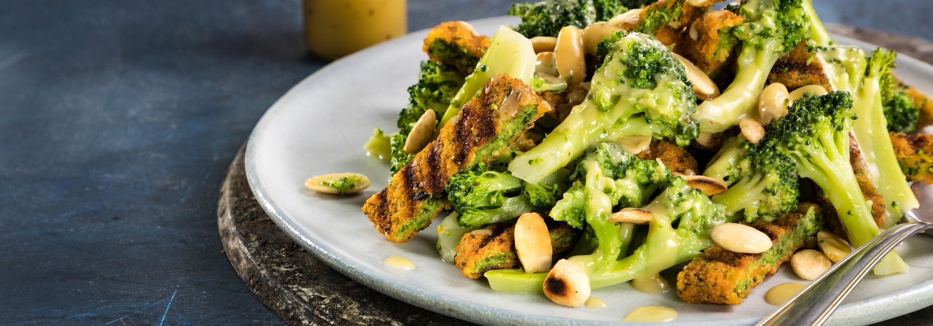 סלט פרחי ברוקולי, שקדים קלויים ושניצל ברוקולי