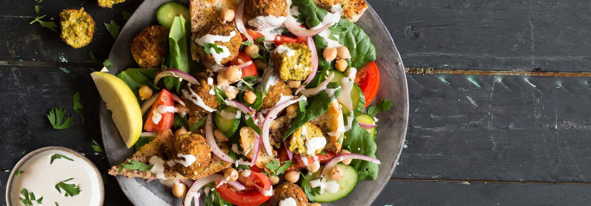 סלט פאטוש עם פלאפל