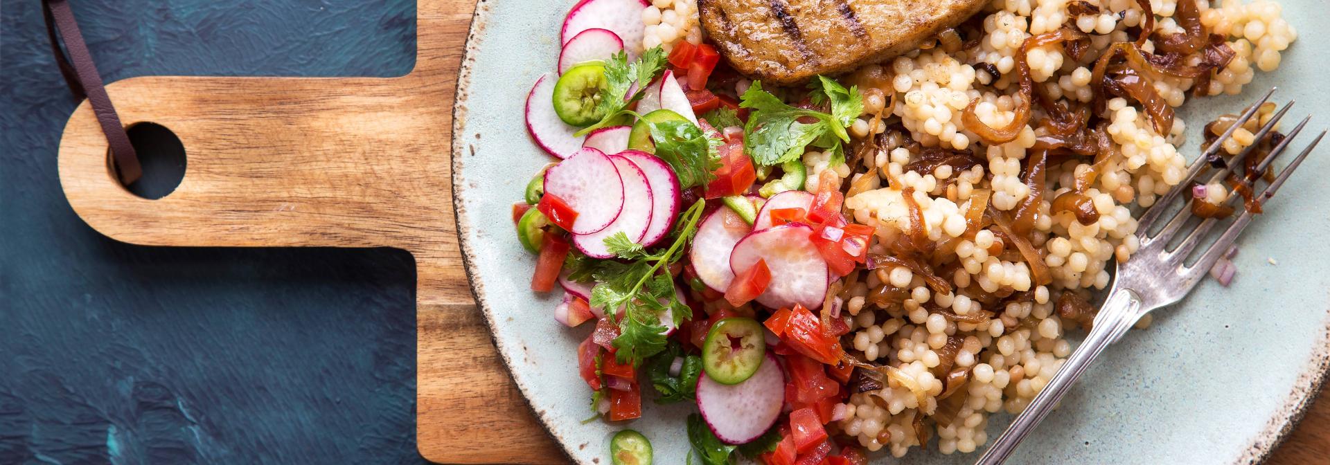 חזה בגריל מן הצומח 99 קלוריות עם פתיתים וסלט עגבניות פיקנטי | טבעול