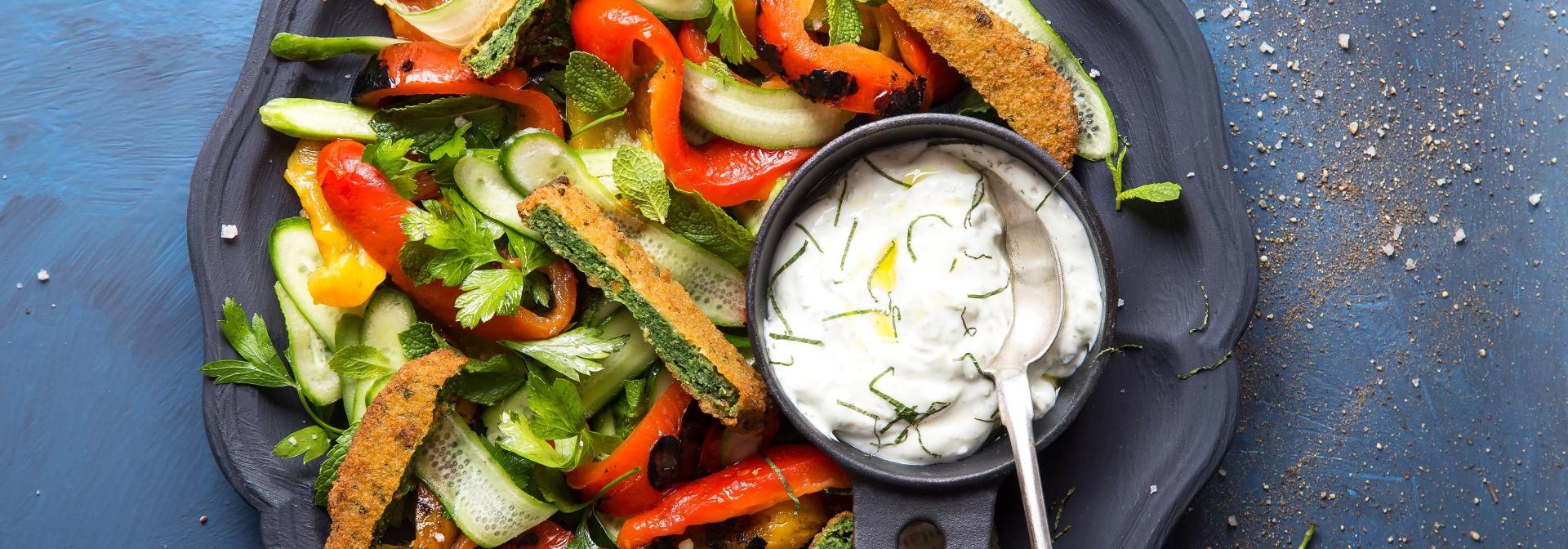 סלט של שניצל תרד 99 קלוריות טבעול, פלפלים צבעוניים קלויים וציזיקי