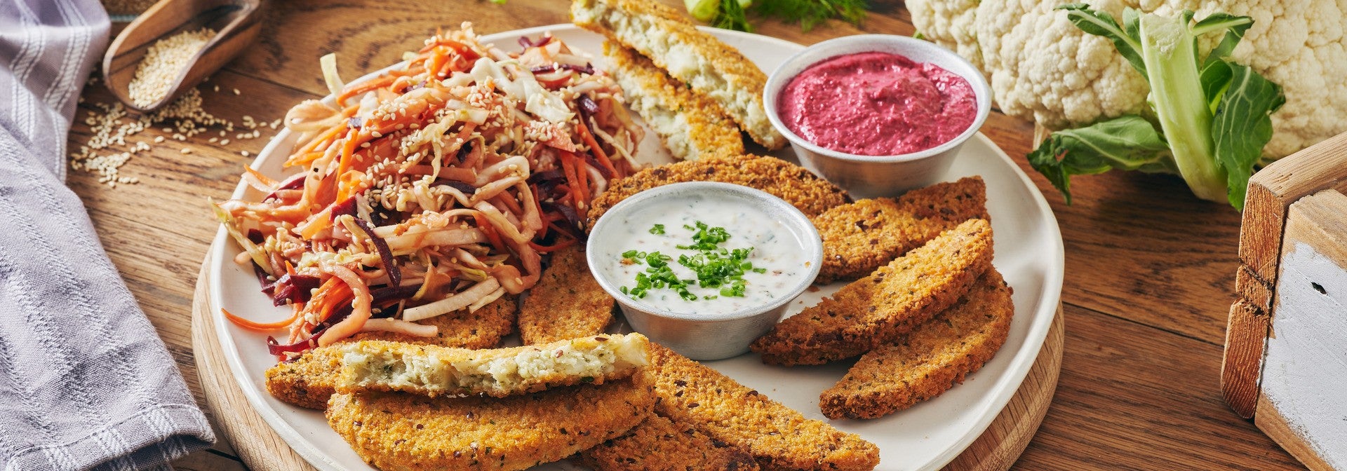 שניצל כרובית 99 קלוריות עם סלט שורשים ומטבלים צבעוניים