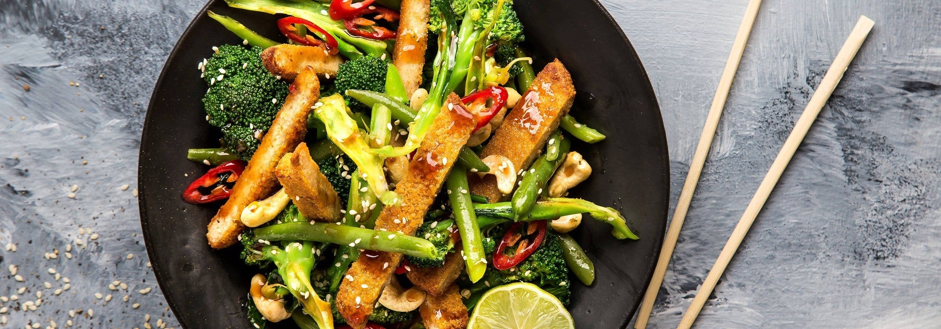 רצועות שניצל מן הצומח טבעול "המון חלבון" מוקפצות עם שעועית ירוקה, ברוקולי וקשיו