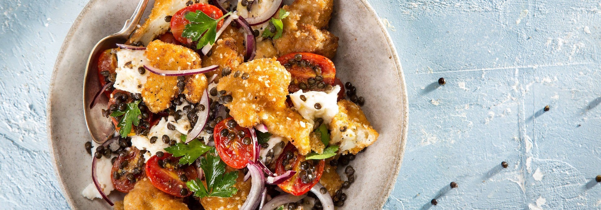 סלט חטיפי כרובית טבעול, עדשים שחורות, עגבניות שרי ומוצרלה