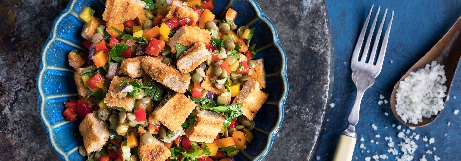 סלט עדשים עם גזר סלרי בצל ורצועות שניצל המון חלבון