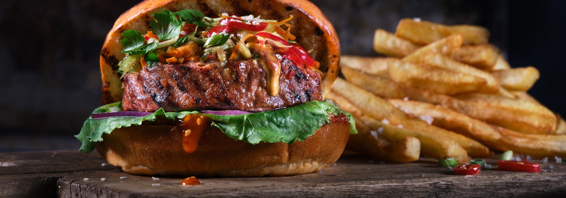 עם טופינג אסייתי SENSATIONAL BURGER