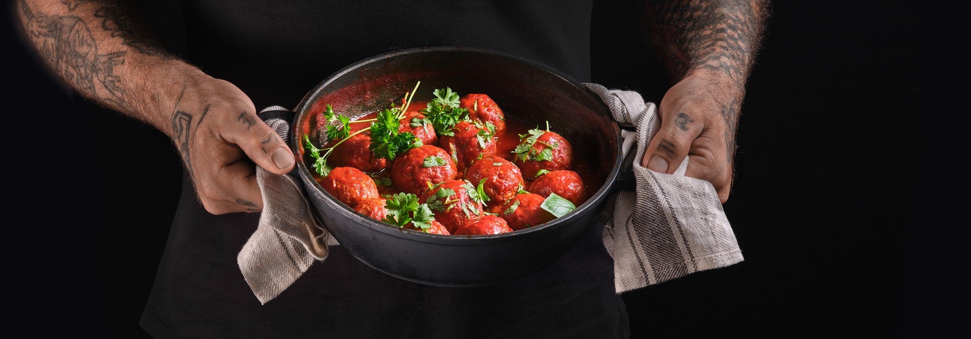 קציצות של בית עם SENSATIONAL MINCE טחון צמחוני ברוטב עגבניות עשיר