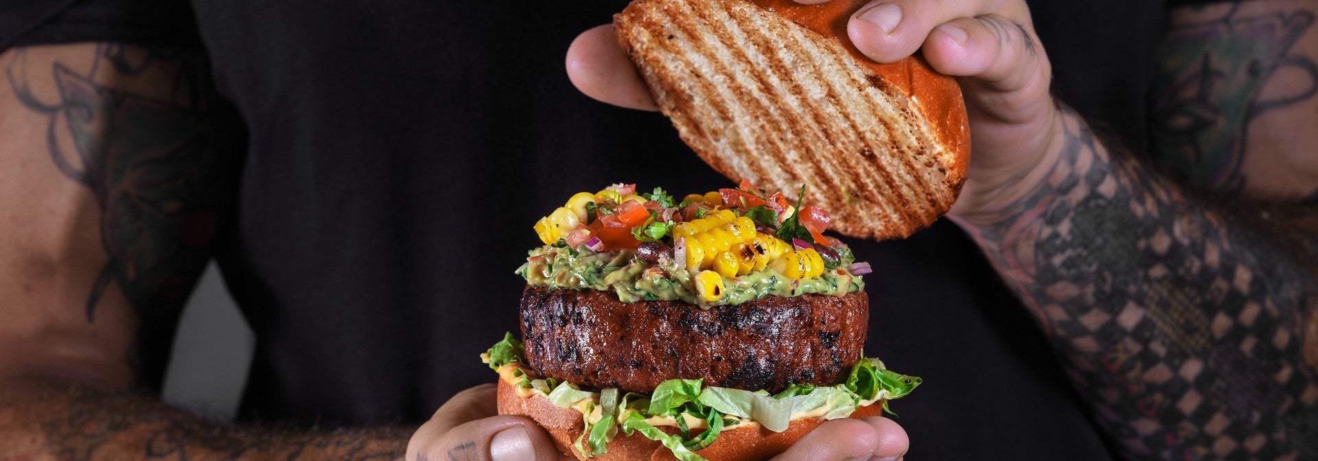 המבורגר צמחוני עם טופינג בסגנון מקסיקני