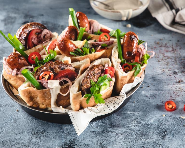 נקניקיות והמבורגרים צמחוניים בפיתה