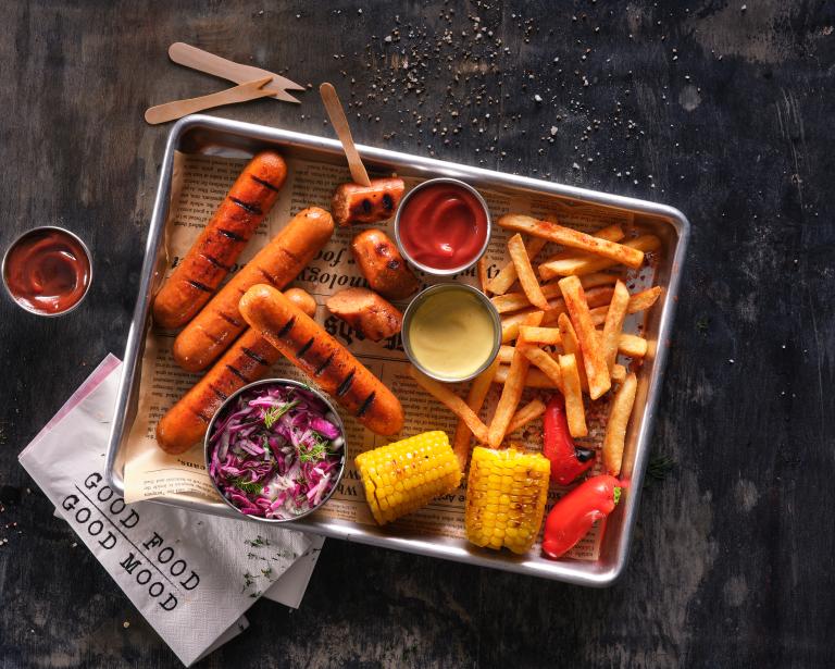 מגש נקניקיות סנסשיונל עם צ'יפס