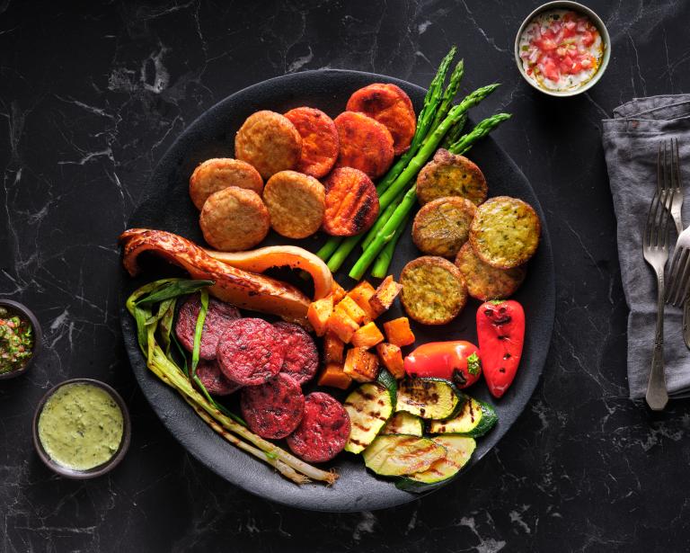 פלטה ססגונית של לביבות ירקות ואנטיפסטי