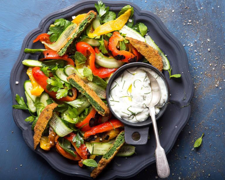 סלט של שניצל תרד 99 קלוריות טבעול, פלפלים צבעוניים קלויים וציזיקי