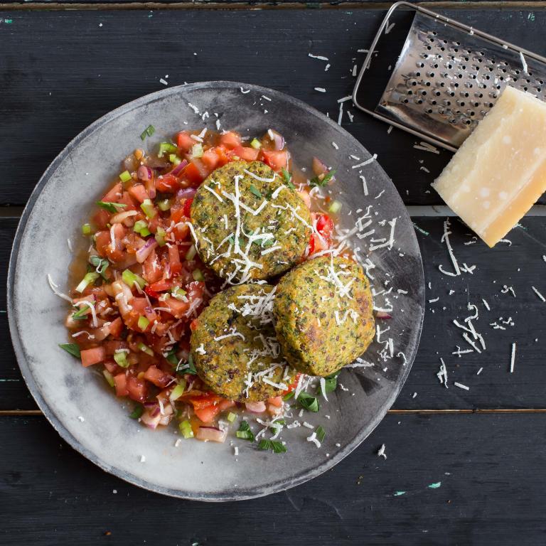 קציצות קינואה טבעול עם סלסת עגבניות חריפה ופרמז'ן