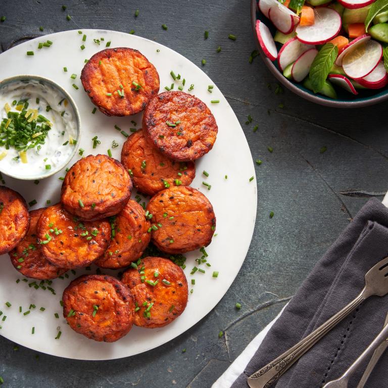 לביבות בטטה עם מטבל יוגורט | טבעול