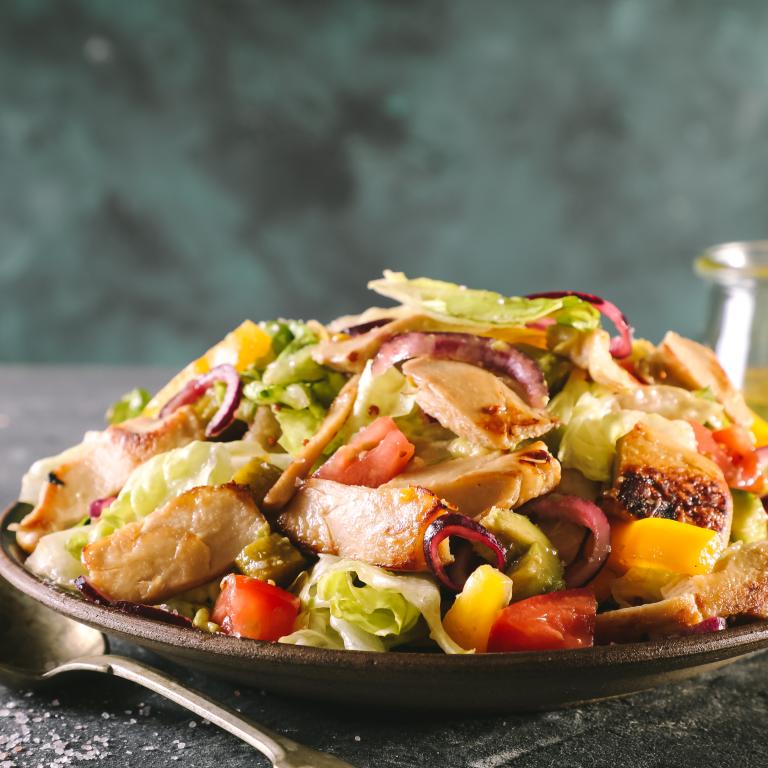 סלט נתחי עוף צמחוניים עם המון חלבון טבעול