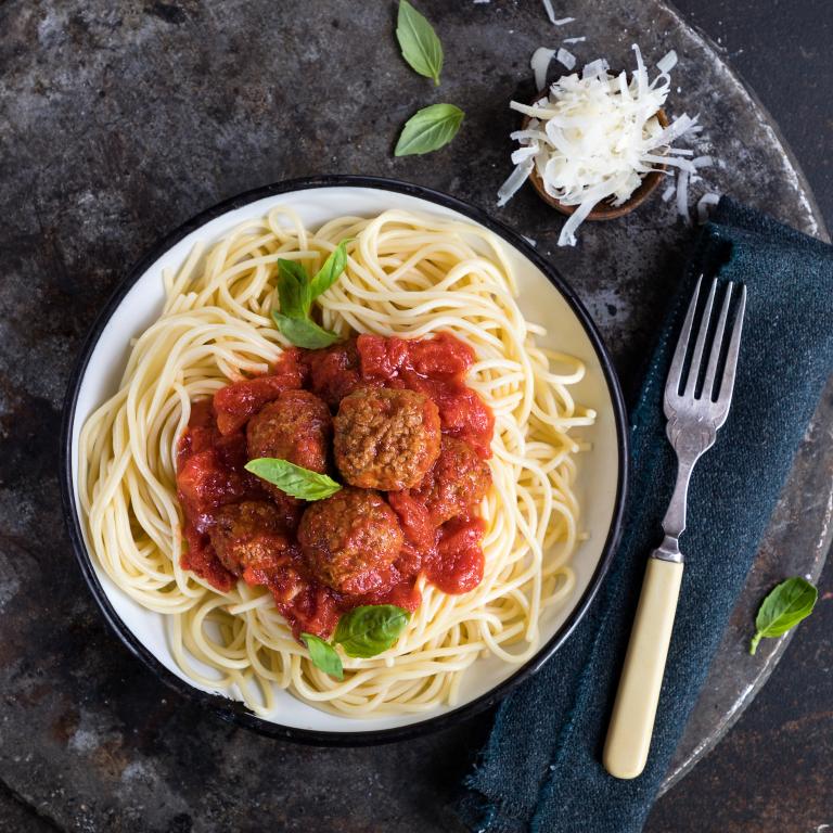 פסטה לבנה עם מיטבולס ברוטב אדום