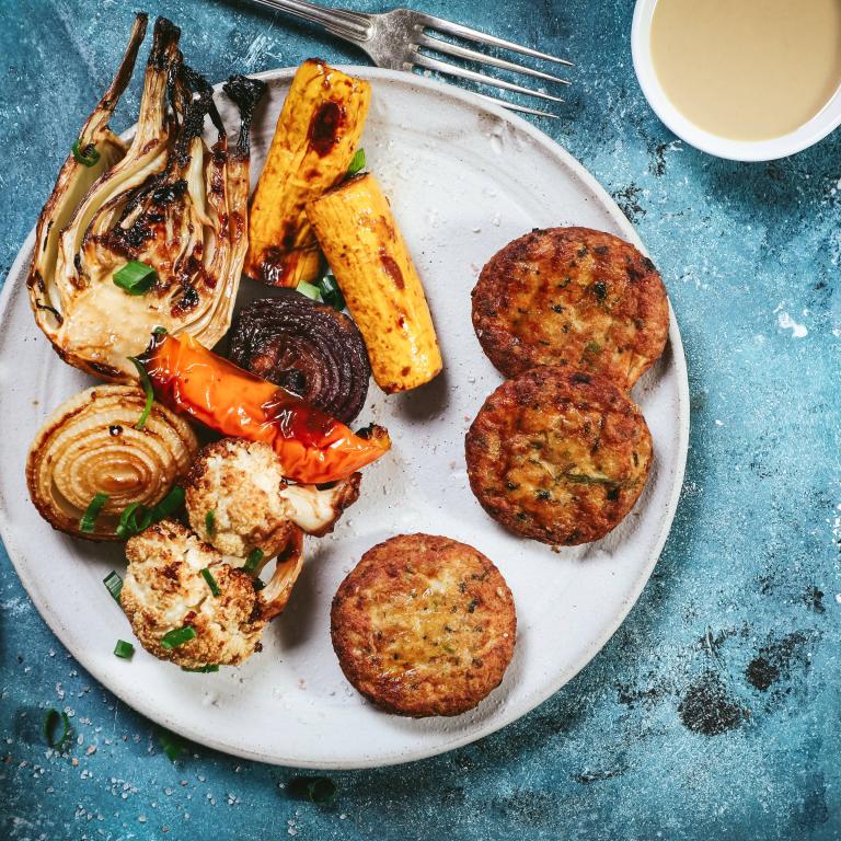 קציצות דלורית, קינואה ואדממה טבעול עם צ'אנקים של ירקות וטחינה