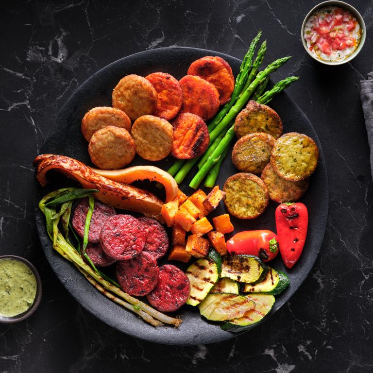 פלטה ססגונית של לביבות ירקות ואנטיפסטי