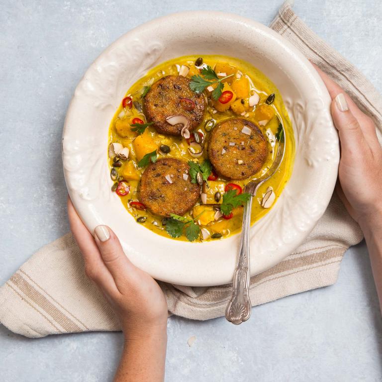 קציצות עדשים טבעול בקארי, דלורית וקוקוס