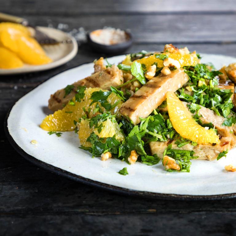 סלט עשבים עם פרוסות חזה צמחוני טבעול והדרים