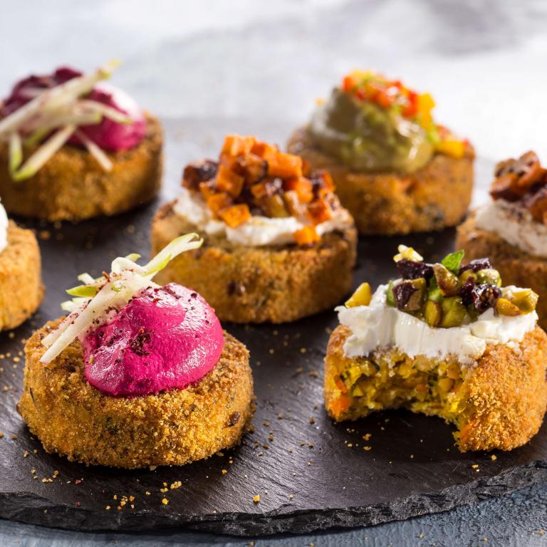 מגש אירוח קציצות עדשים כתומות טבעול עם תוספות