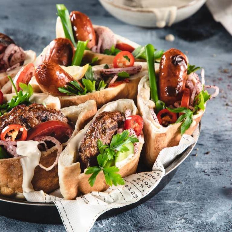 נקניקיות והמבורגרים בפיתה על האש