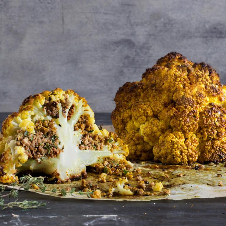 ראש כרובית ממולא טחון מן הצומח טבעול בקארי, מיץ לימון ותימין