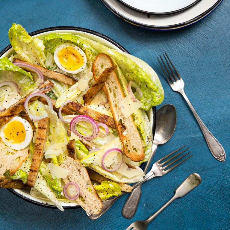 סלט קיסר עם נתחי חזה בגריל צמחוני 99 קלוריות