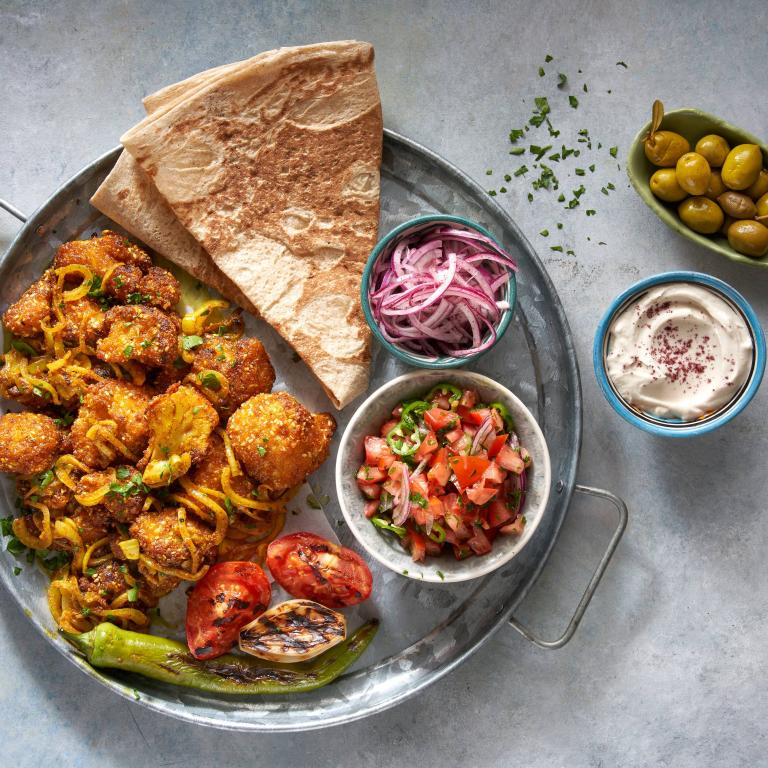 שווארמה כרובית עם סלטון של עגבניות בלאפה  | טבעול