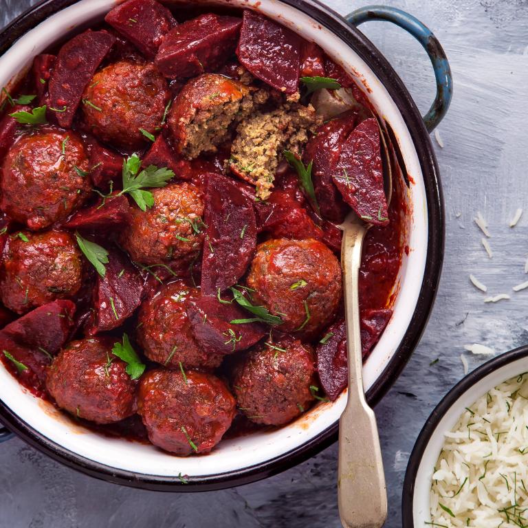 קציצות טחון מן הצומח טבעול בקדרת סלק, עגבניות וסילאן