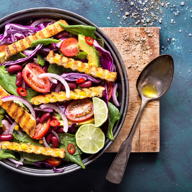 סלט שניצל תירס 99 קלוריות טבעול עם אבוקדו, תרד, שעועית אדומה ועגבניות שרי