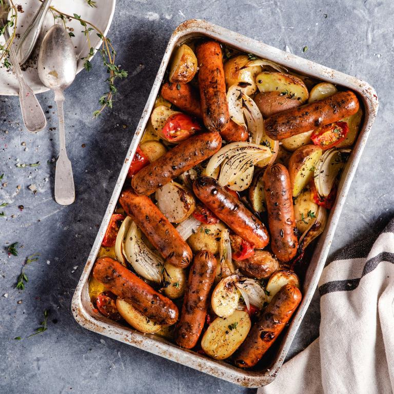 נקניקיות טבעול עם תפוחי אדמה נימוחים וירקות בתיבול נפלא