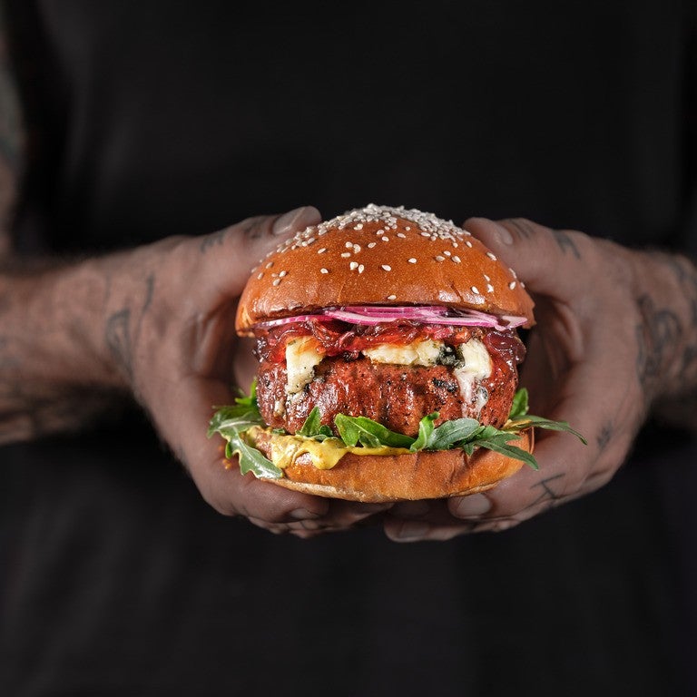 SENSATIONAL BURGER המבורגר צמחוני עם טופינג של ריבת בצל וגבינה