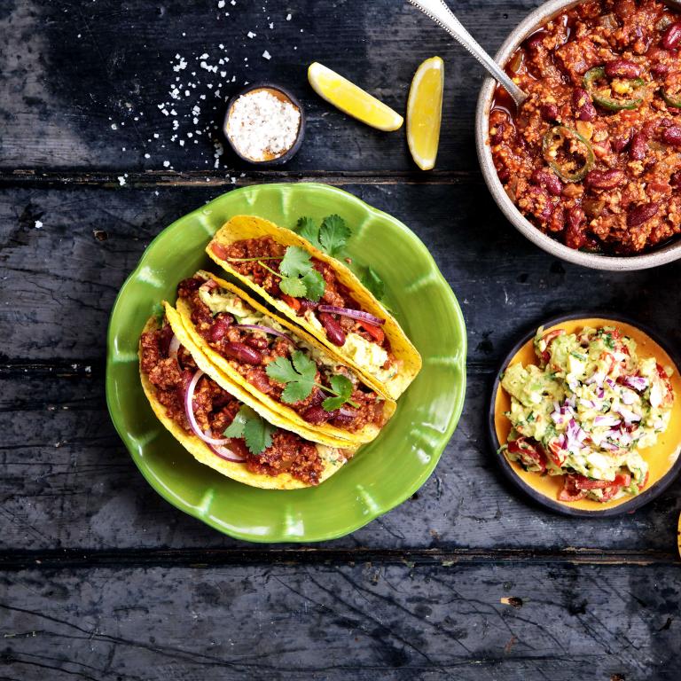 צ'ילי קון קרנה בטאקו עם פפיקו דה גאיו ואבוקדו